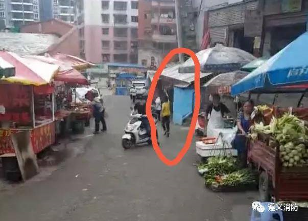 這條街最靚的仔！男孩為消防帶路上熱搜引網(wǎng)友怒贊：少年強則國強(圖1)