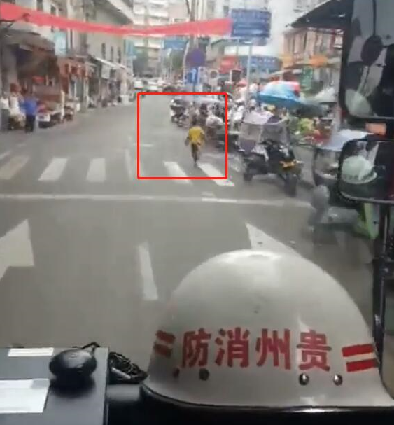 這條街最靚的仔！男孩為消防帶路上熱搜引網(wǎng)友怒贊：少年強則國強(圖2)