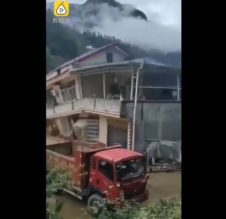 湖北村民50萬建的新房被洪水沖倒，一家人居無定所(圖1)