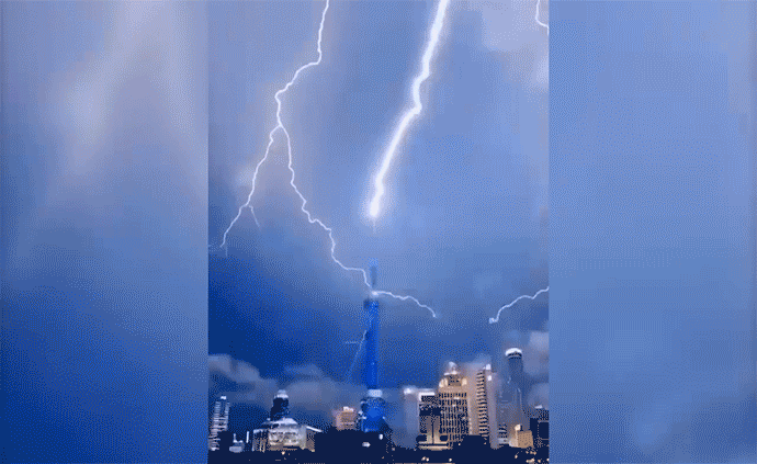網(wǎng)友：誰(shuí)在渡劫？上海東方明珠被閃電擊中？已裝備環(huán)形避雷針，并未“親吻”到 