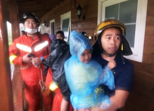 臺(tái)風(fēng)“米克拉”登陸福建漳浦 景區(qū)樹倒游客被困(圖2) 臺(tái)風(fēng)“米克拉”登陸福建漳浦 景區(qū)樹倒游客被困(圖2)