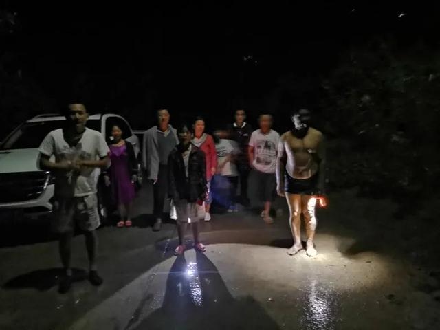 女子發(fā)現(xiàn)客廳1厘米裂縫救下21戶村民，6座民房被夷為平地(圖3)