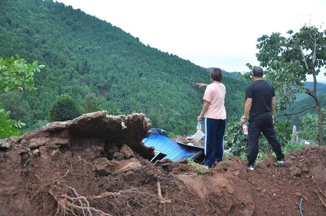 女子發(fā)現(xiàn)客廳1厘米裂縫救下21戶村民，6座民房被夷為平地(圖6)