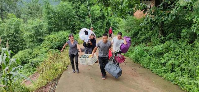 女子發(fā)現(xiàn)客廳1厘米裂縫救下21戶村民，6座民房被夷為平地(圖5)