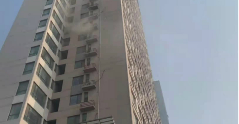 6歲兒童在家烤地瓜引發(fā)火災(zāi)，房子遭殃了……(圖1)