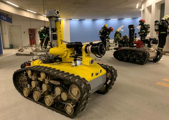 消防機器人、水下航行器…北京應急救援新添“機器戰(zhàn)警”(圖1)